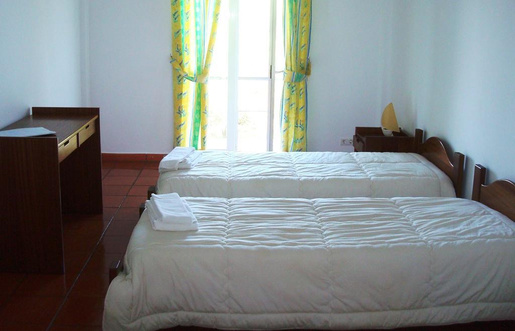 Hi Almograve - Pousada De Juventude Room photo